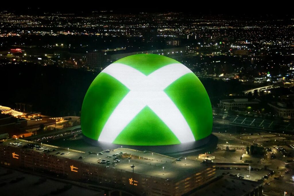 The competition of Xbox and PlayStation was extended to the spherical structure of Las Vegas! [تماشا کنید]